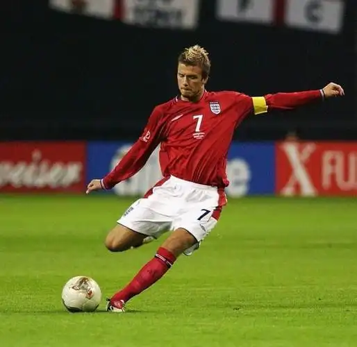 我喜欢的第一个足球明星是大卫.贝克汉姆!