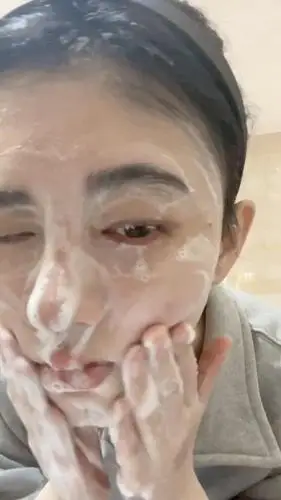 鞠婧祎晒洗脸过程,看到她素颜的真实样子,再也不敢说她伪素颜了