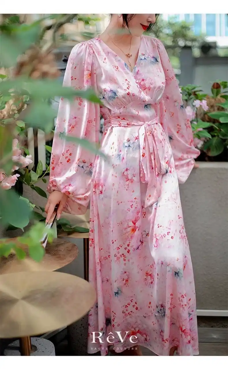 粉色樱花丝织锦缎法式印花连衣裙 秋天被折进纸里 星光溜进梦里 而你