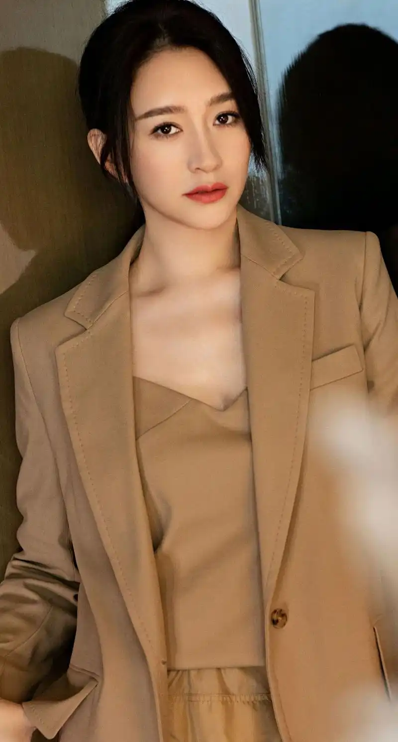 冻龄女神李小冉高清写真,性感优雅,女人味十足