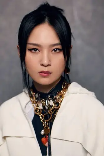 周笔畅一袭优雅白裙献声经典咏流传女王范儿十足