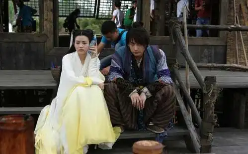 《神雕侠侣》开播,片方曝光了一组杨过陈晓在片场卖萌耍贱的花絮照,还