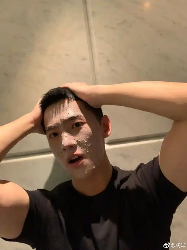 杨洋敷面膜自拍精神帅气