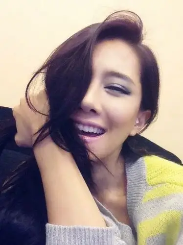 一路向西女主角张暖雅发型图片