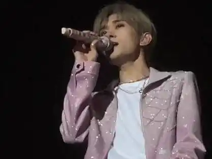 "眼神接触的瞬间,整个世界都安静了? 易烊千玺 tfboys十周年演唱会#"