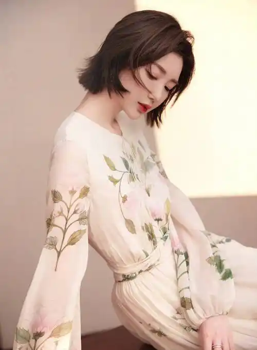 毛晓彤美上热搜,一袭白色花朵长裙清新淡雅,优雅又显气质_作品_身材