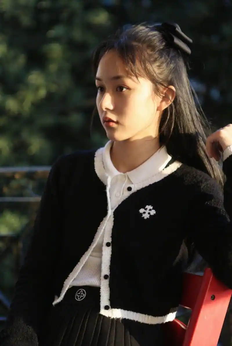 长大后的刘楚恬漂亮又有气质,预计再过几年就会成为顶流小花了!