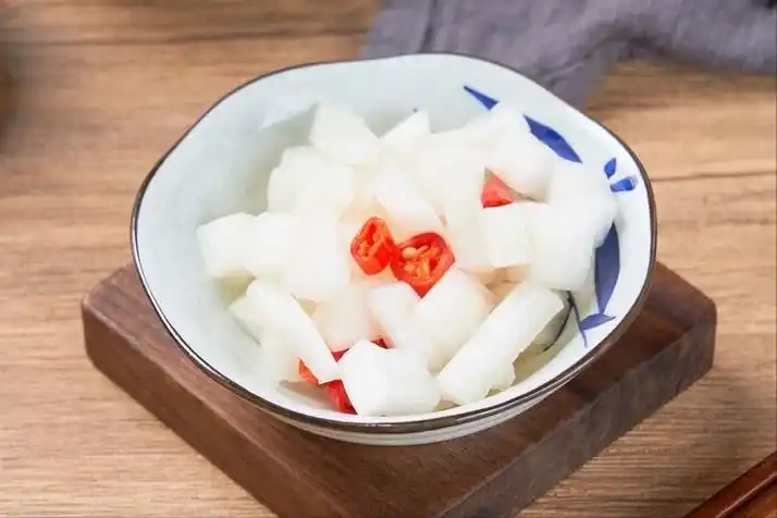 最简单腌酸萝卜的做法(教你腌酸萝卜酸辣爽脆解腻)