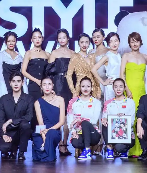 30多位明星大合影,杨幂马伊琍咖位高,细节能看出艺人交际能力
