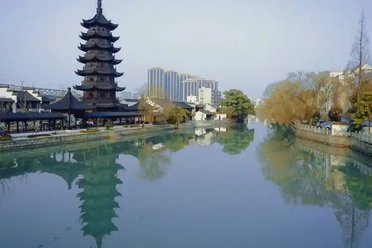 位于上海市松江区的古镇泗泾就是一座徽派风格的千年古镇.