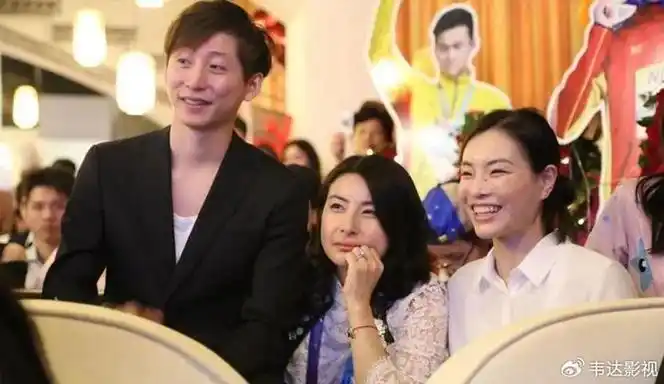 霍震霆一句"下嫁"展现了郭晶晶在霍家的地位,郭晶晶的婚礼自然也是不