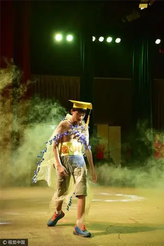 贵州黔东南:特殊儿童服装秀迎"中秋" 废旧物品变身"时装"