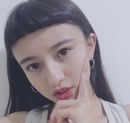 这是今年很流行的圆形刘海发型