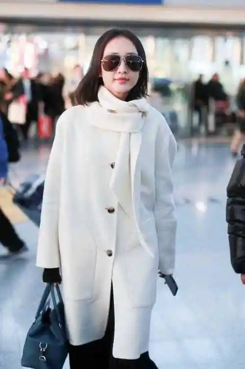 王鸥潇洒走机场白色大衣配半身裙简约高级戴上墨镜走路都带风