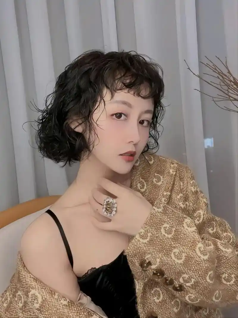 发型 #烫发 短发羊毛卷,适合脸型偏小,发量偏 - 抖音