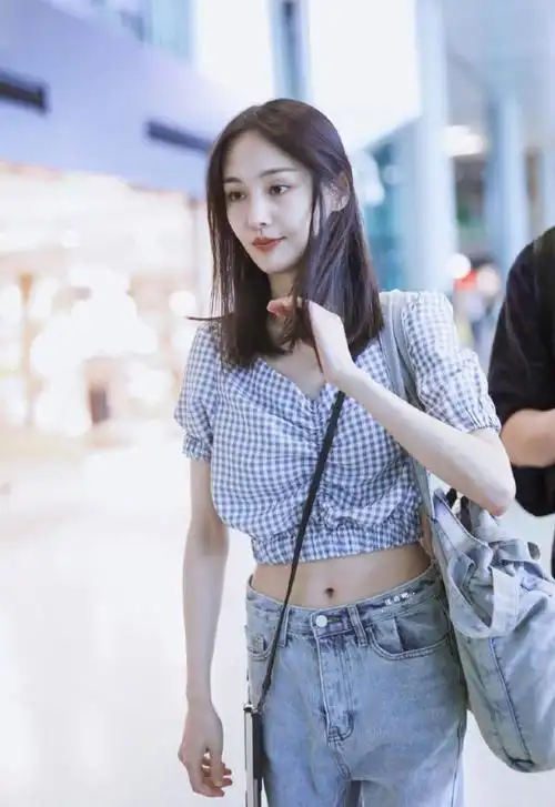 郑爽现身虹桥机场,穿露脐装配拖地裤,尽显小蛮腰大长腿