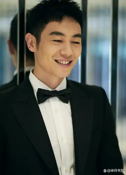 娱乐圈主打性感的男明星不少,但是大多很油腻,而朱亚文不仅做到了帅气