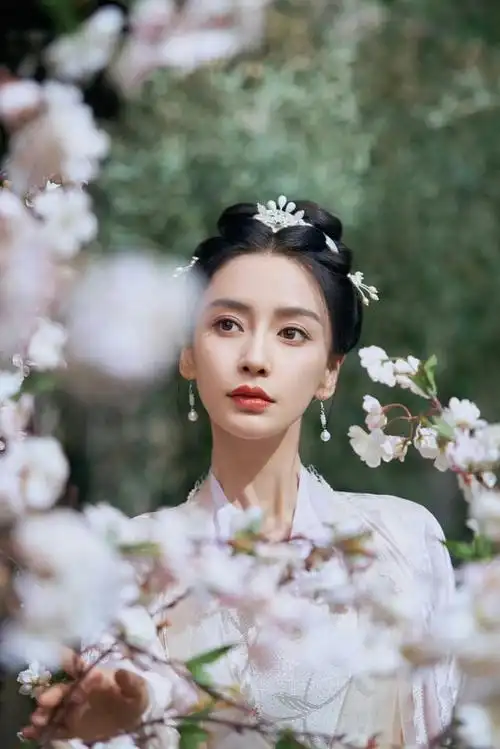4月1日,angelababy(杨颖)晒出自己的首支国风单曲封面.