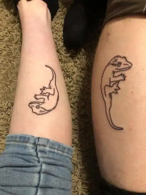 蜥蜴纹身图案情侣小腿上黑色的蜥蜴纹身图片