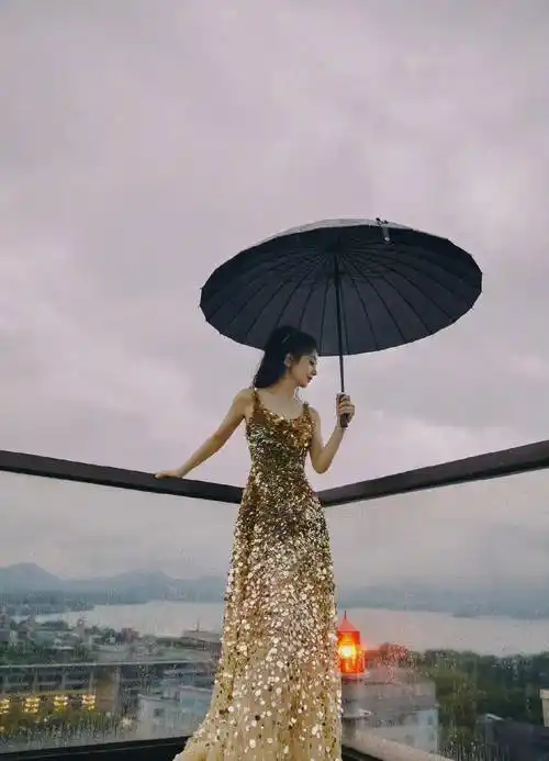 八位女明星撑伞好绝!杨幂霸气,杨紫温婉,周也酷飒,你喜欢谁?