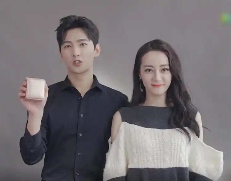 你是我的荣耀杀青杨洋与迪丽热巴同框出镜身高却成了焦点