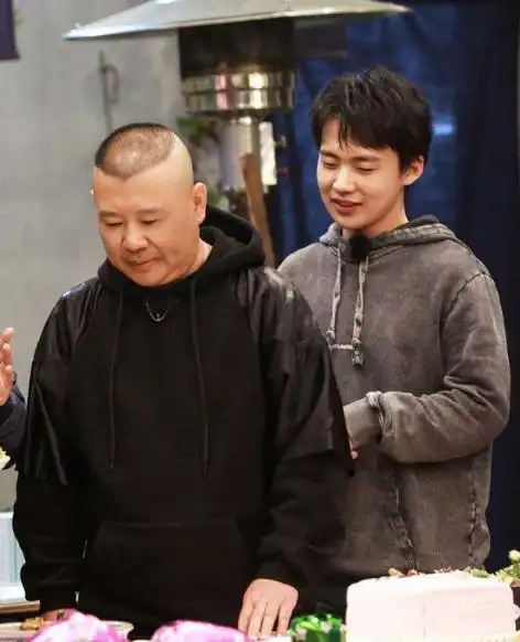 严厉的郭德纲终于装不下去了,不敢和郭麒麟对视,眼神写满心疼