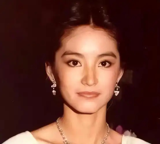 什么叫风华绝代看了林青霞关之琳的美照我悟了