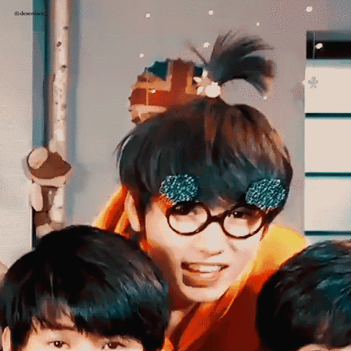 宋亚轩晒扎头发自拍