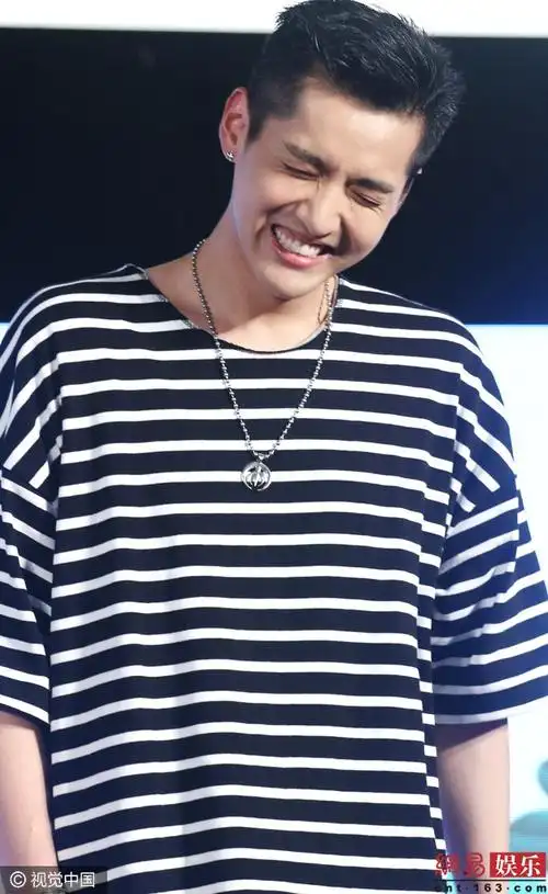 太开心吴亦凡出席活动笑到五官变形