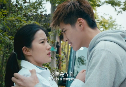 吴亦凡"强吻"刘亦菲画面太美,她一个小动作,让网友小鹿乱撞
