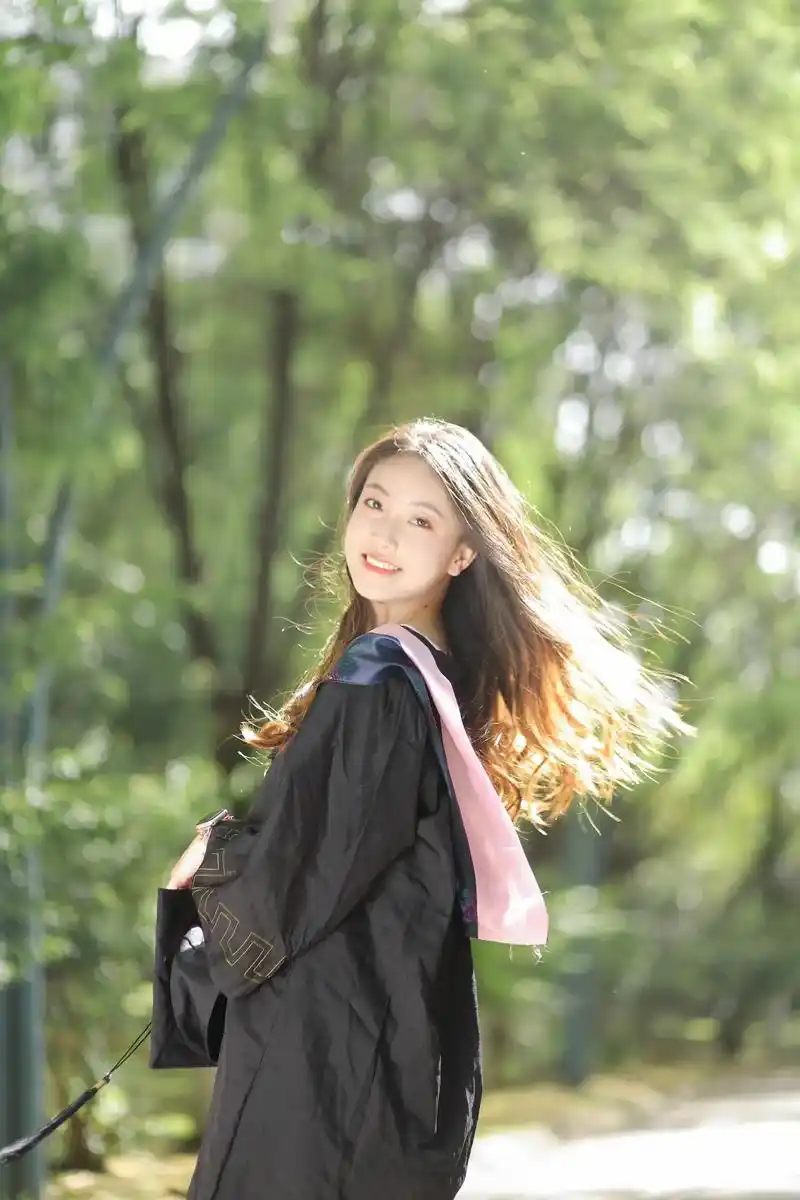 匆匆又夏天95学士服拍照～#毕业季 #拍照姿势 #这大概就是青春的