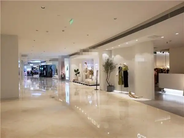 商场开业3月人流量少,商铺老板亏损严重,拉横幅要求免租6个月