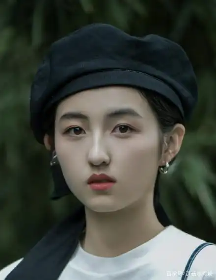 张子枫北电同班照首曝光,素颜照撞脸彭昱畅,课表太满事业难兼顾