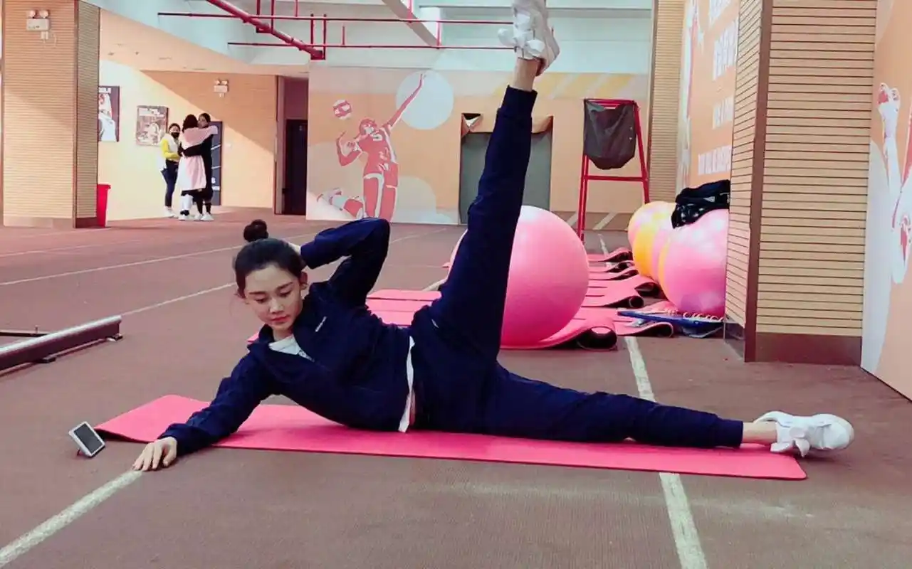 《芳华》女主苗苗瑜伽房里挥汗如雨,网友怪不得身材这么好