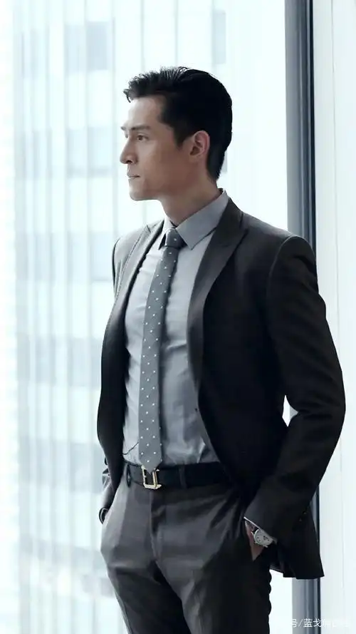 香港曾经有一句"最帅帅不过黎明",他被誉为香港穿西装最帅的男人,曾经