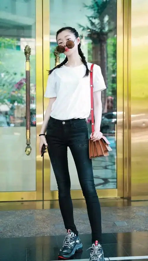 宋轶把日常穿搭穿出了高级感,身穿白t配黑色牛仔裤,简约又大气