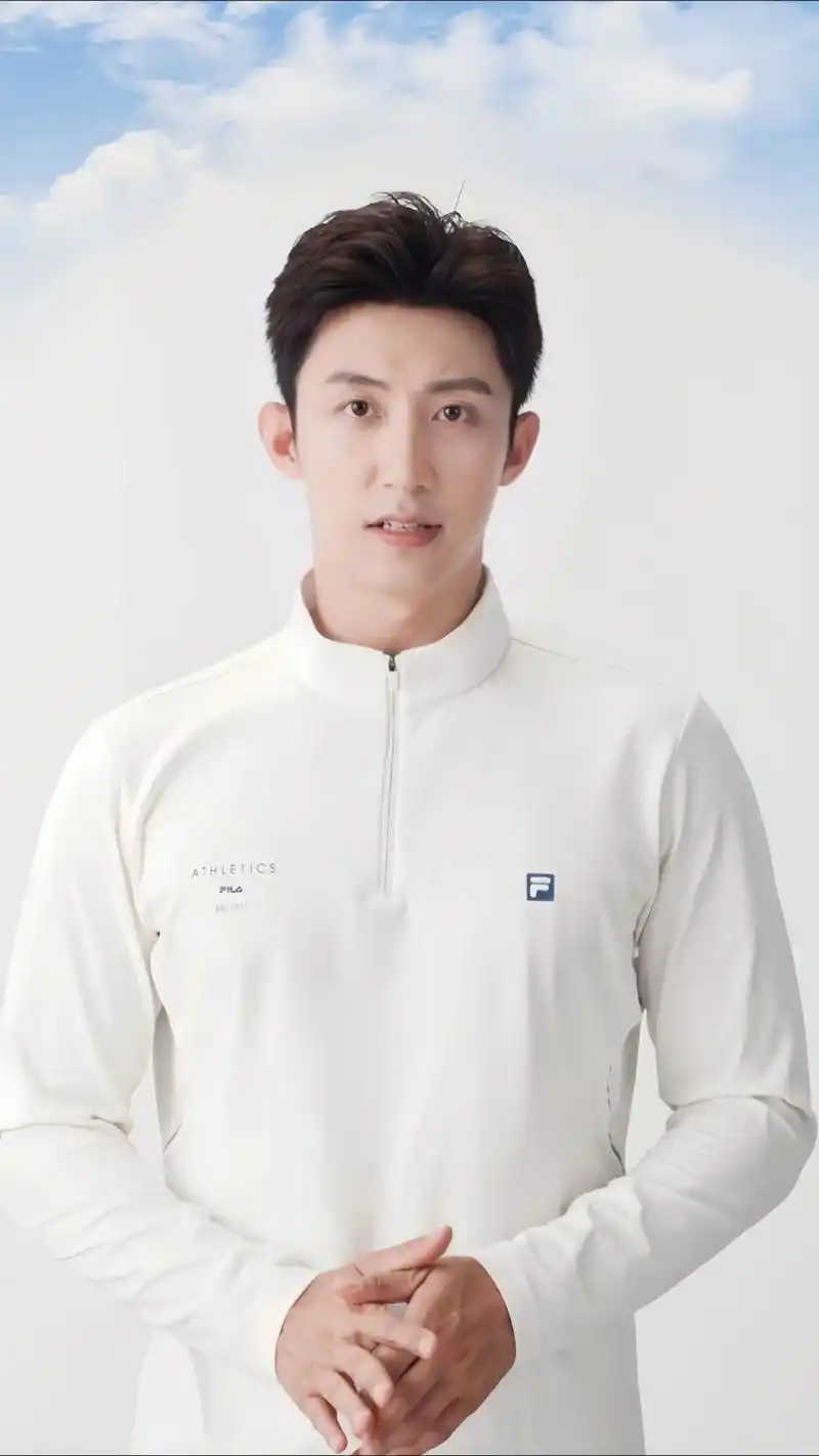 好喜欢穿白色衣服的黄景瑜 #黄景瑜穿搭 #黄景瑜fila - 抖音