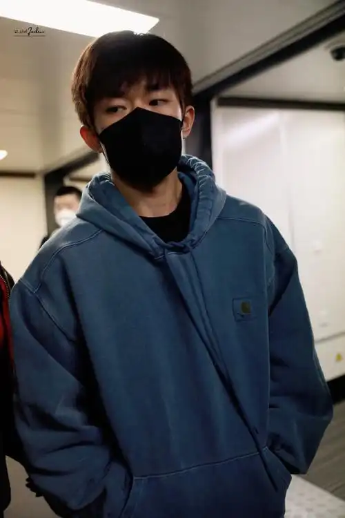 易烊千玺蓝色卫衣机场路透##易烊千玺顺毛刘海