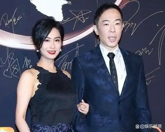 朱茵母女露面黄贯中画展52岁朱茵打扮时尚12岁女儿越来越漂亮