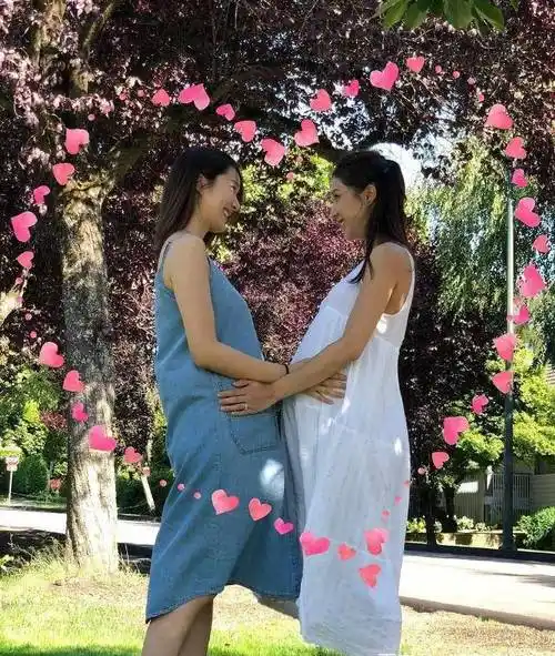 李亚男挺8个月孕肚露脸,四朵金花同框为她提前过生日!