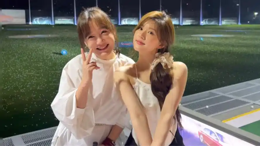 赵露思半夜跟薛佳凝聚餐,二人互动亲密友谊深厚,与胡歌往事被重提