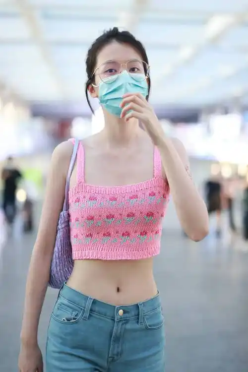 乔欣粉色吊带秀无敌小蛮腰 戴眼镜似清纯学妹