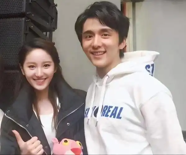 近日,张新成与李兰迪被拍到一同出游泰国的正面照.