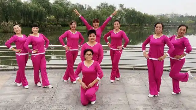 青儿广场舞《做你的男神》dj健身操