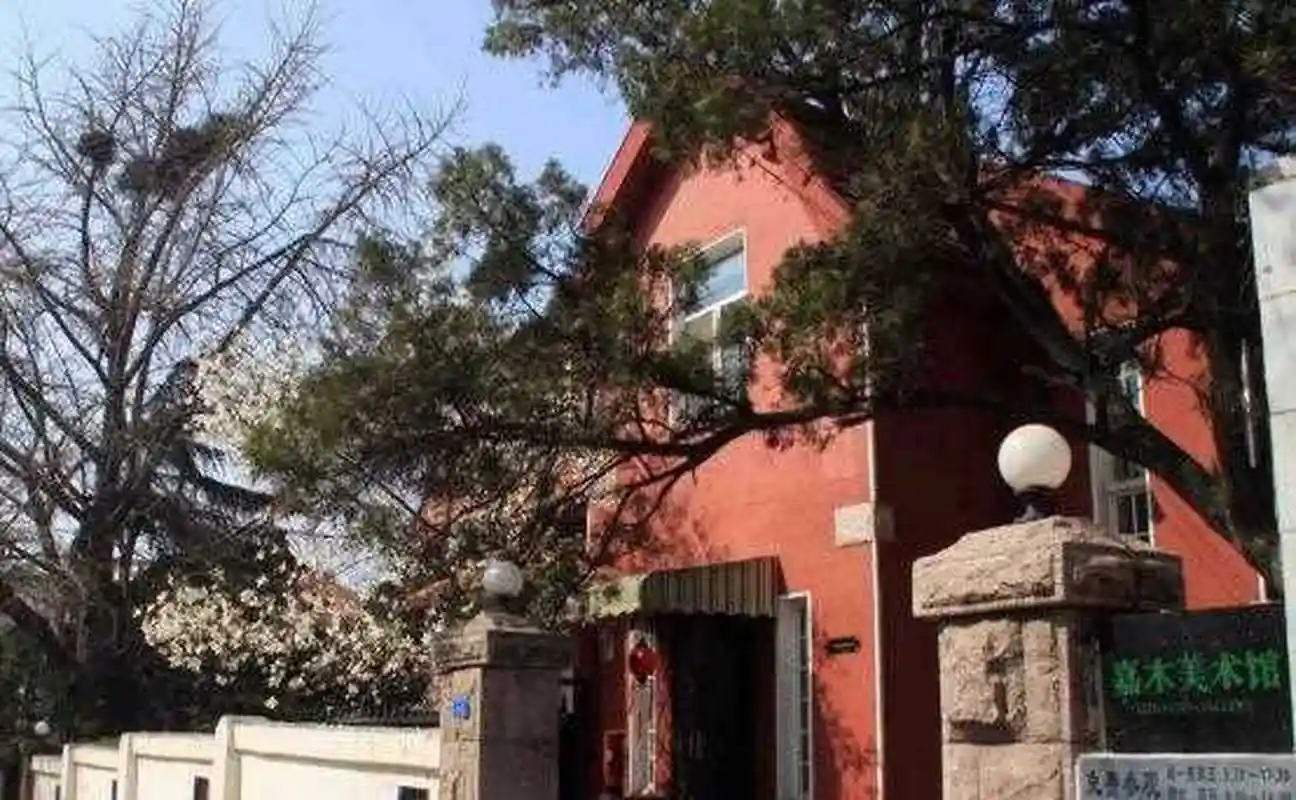 在青岛,有一个颇有名气的美术馆——嘉木美术馆,如今已经成为青岛最