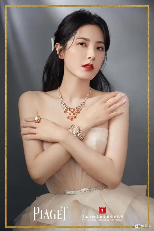 9月17日是大美女曾黎的47岁生日,她发博晒照为自己庆生,表示"感恩岁月