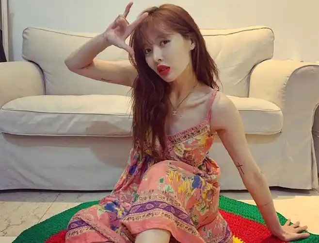 原创金泫雅恋爱后首次扎高马尾穿吊带裙美成少女说她18岁都不稀奇