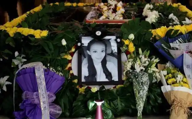 著名主持为给丈夫留后放弃抗癌儿子百日宴离世丈夫早另娶他人