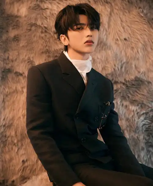 蔡徐坤晒帅照上热搜穿斗篷西装走红毯戴63万名表回头率超高