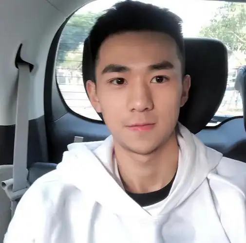 19岁呆萌犬颜力压男友臂,正脸击败了95%的网红